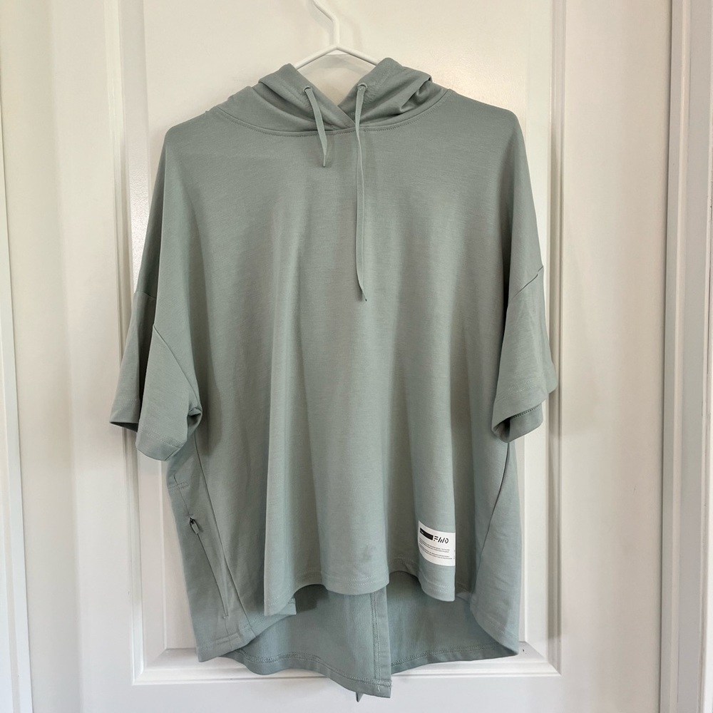 Free activewear cropped hooded top size large
